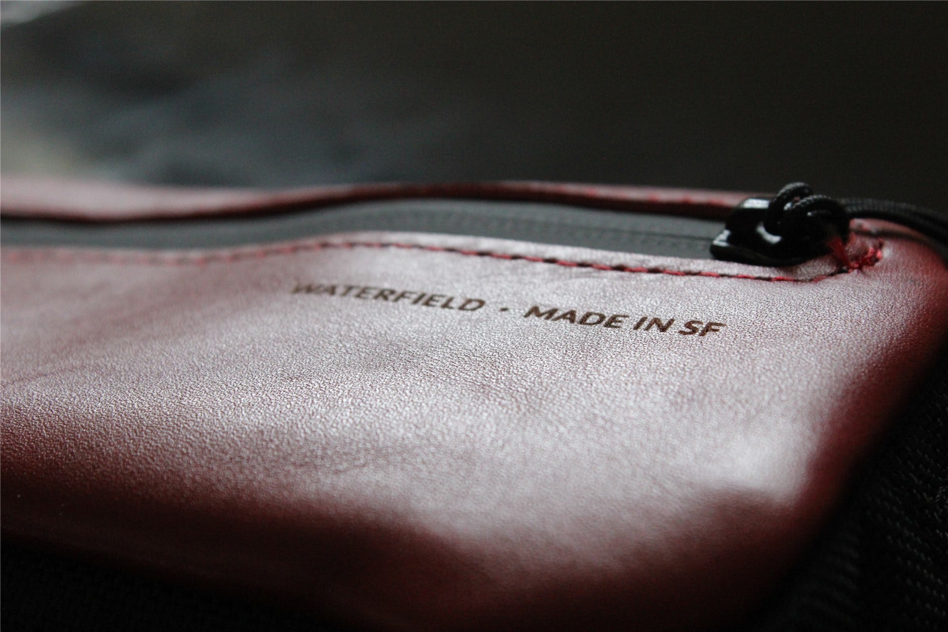 Ảnh chụp macro biểu trưng "Waterfield - Made in SF" trên Hộp đựng dụng cụ bỏ túi Crimson Jersey