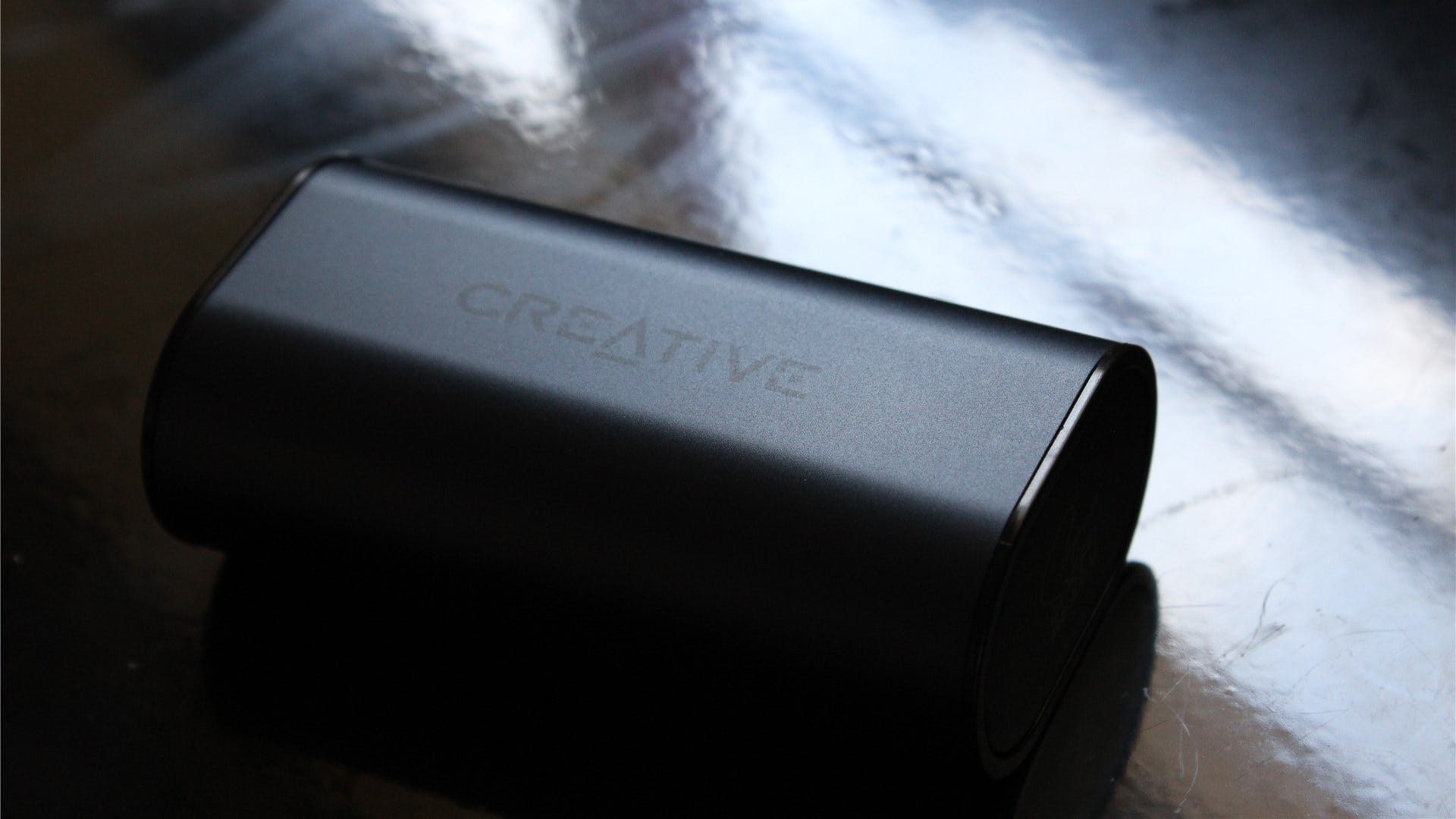 Creative Outlier Air v2 bärväska i svagt ljus på en blank svart bakgrund