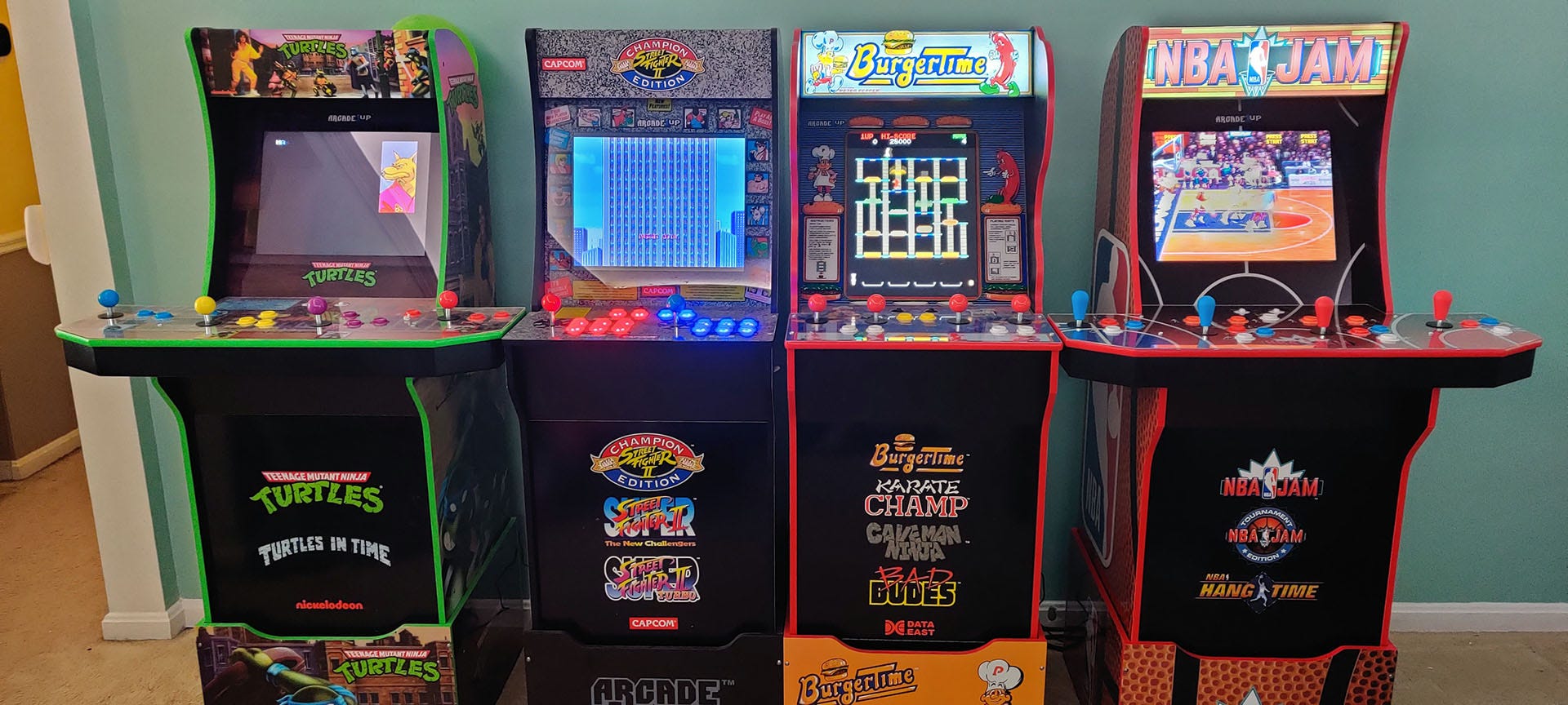 Bốn máy Arcade1Up đứng liên tiếp, tất cả đều có cấu hình gần như giống hệt nhau.