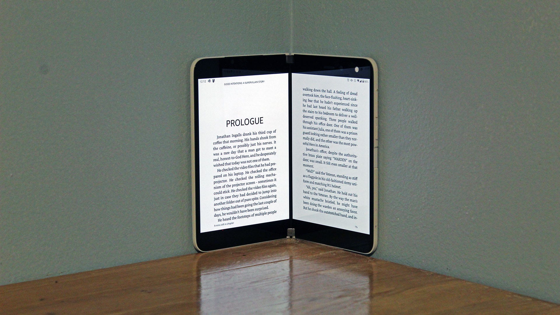 MỘT Kindle ứng dụng mở trên Duo, một trang trên mỗi màn hình.