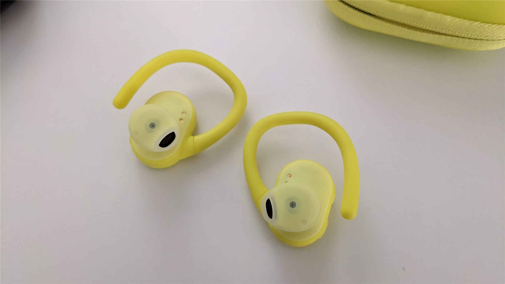 Menunjukkan ujung telinga pada Push Ultra kuning