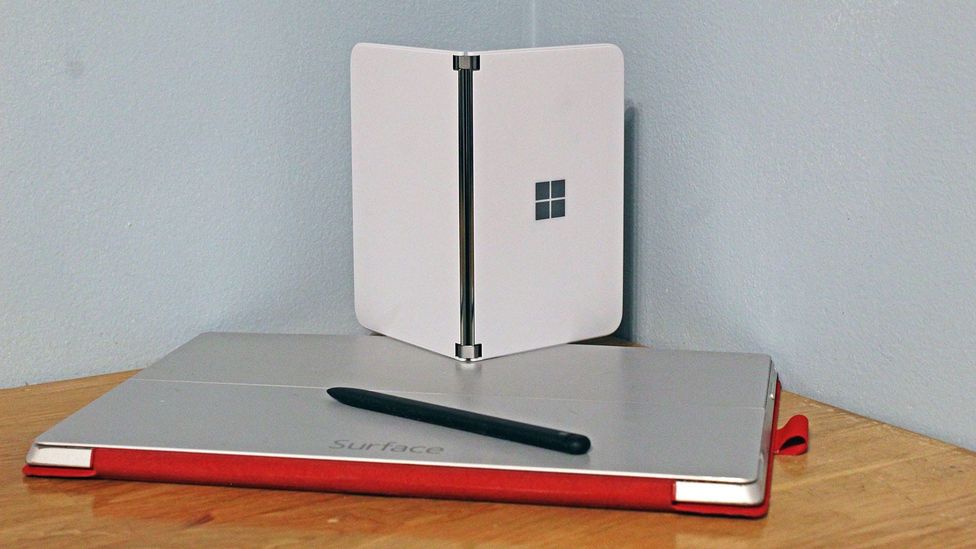 Microsoft Surface Duo tạo ấn tượng đầu tiên tuyệt vời cho đến khi bạn bật nó lên