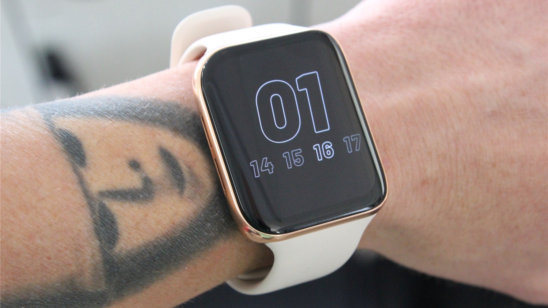 Đồng hồ OPPO đeo trên tay với màn hình luôn bật được bật