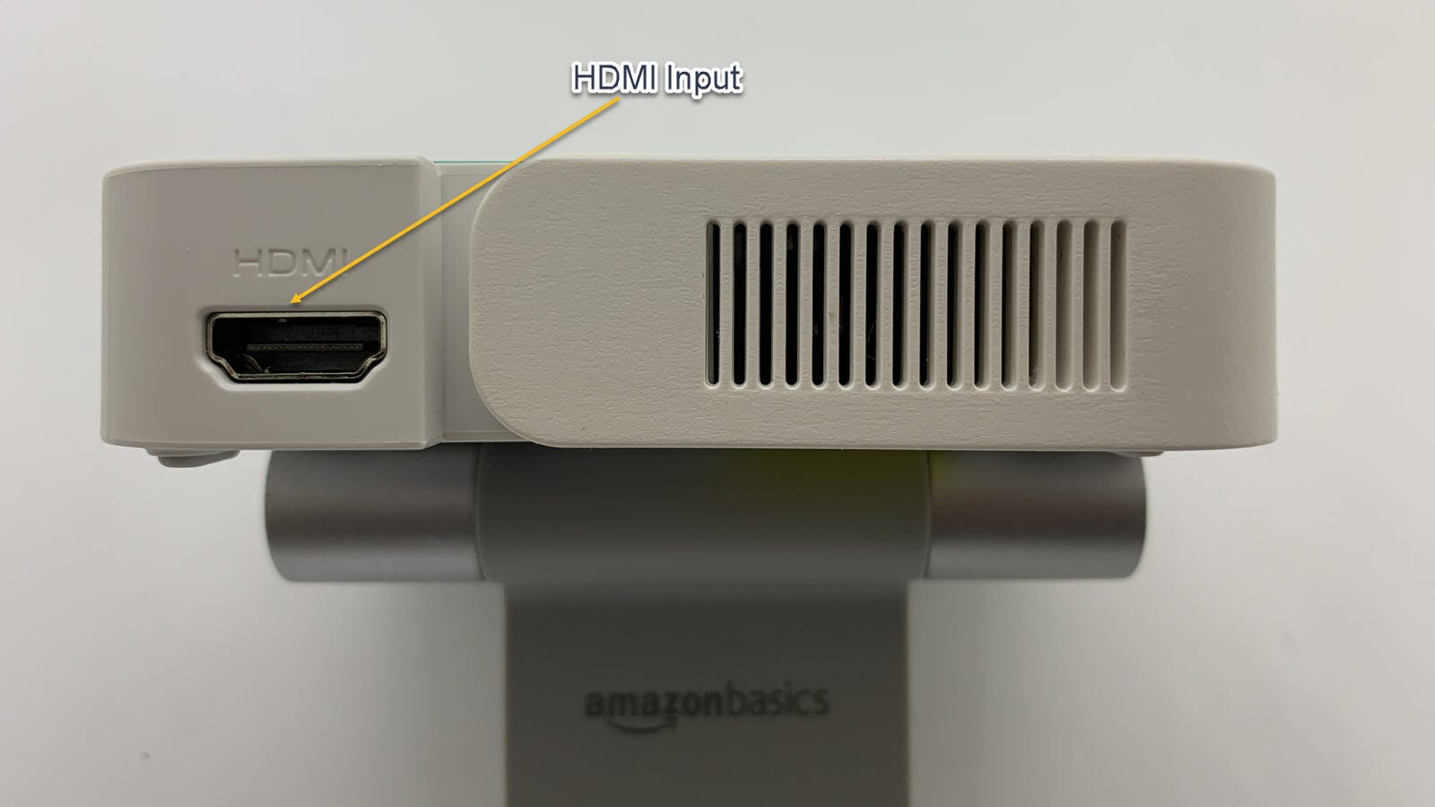 Bilden visar HDMI-ingången på projektorns vänstra sida.