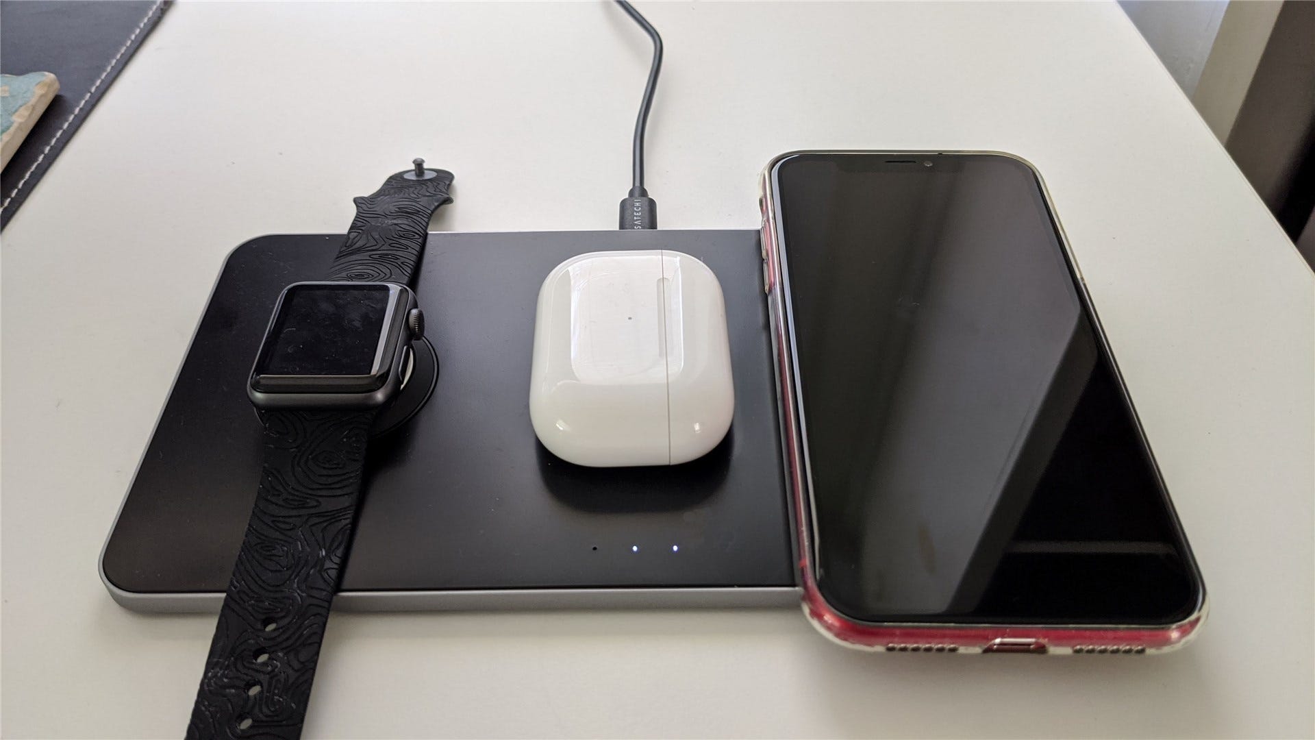 Trio Mat laddar säkert Apple Watch, AirPods Pro och iPhone XR samtidigt