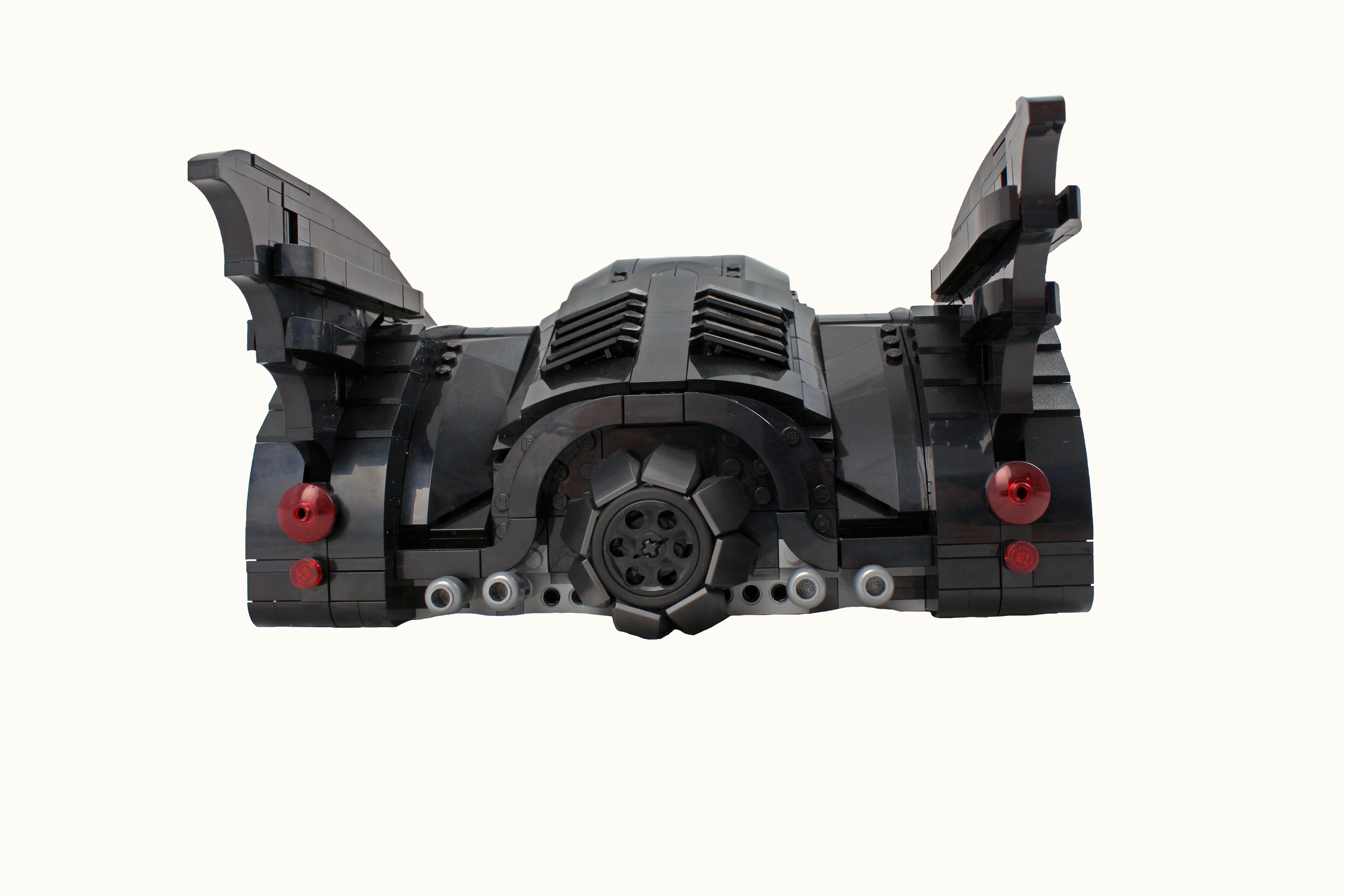 Gambar Batmobile dilihat dari belakang.