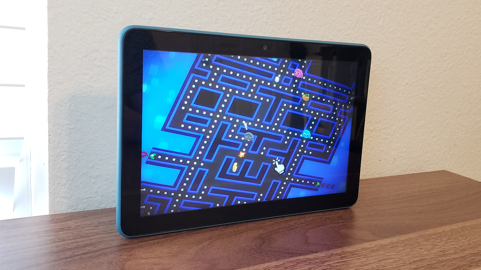 Bidikan tablet Fire yang memainkan Pac-Man256.