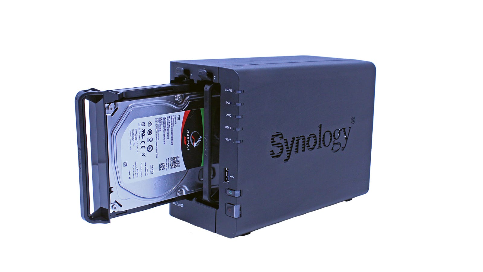 Synology DS220 + NAS với một ổ đĩa trượt ra.