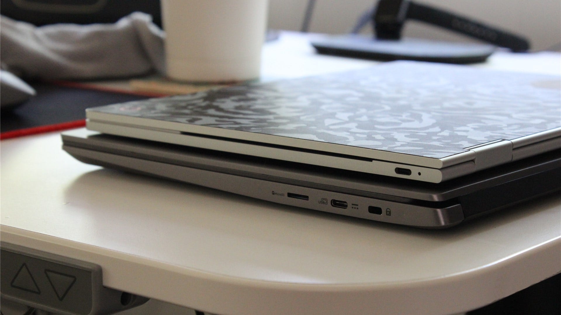 So sánh độ dày của Google Pixelbook và Acer Chromebook 714