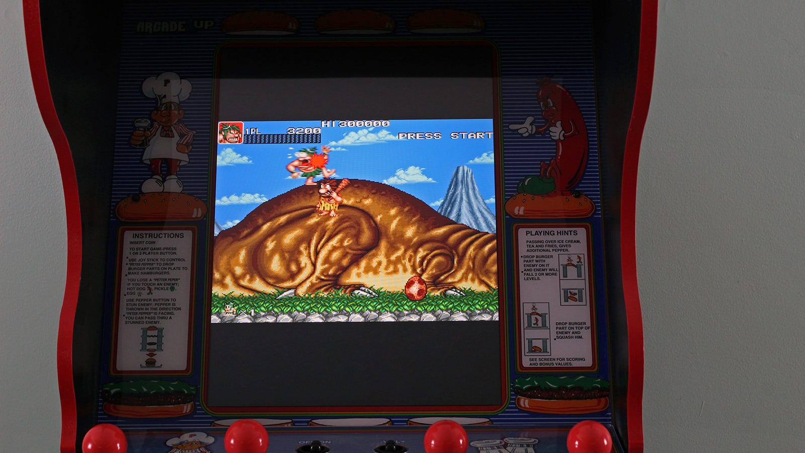 Caveman Ninja dengan dinosaurus raksasa di layar, dan bilah hitam di atas dan di bawah game.