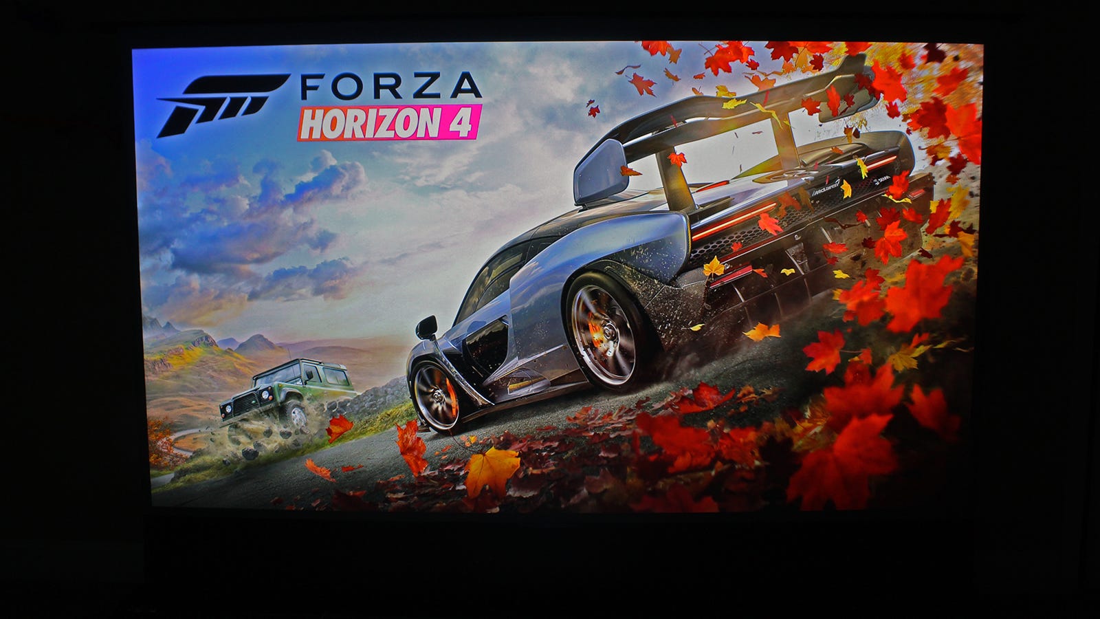 Layar splash Forza Horizon 4 pada layar 100 inci.