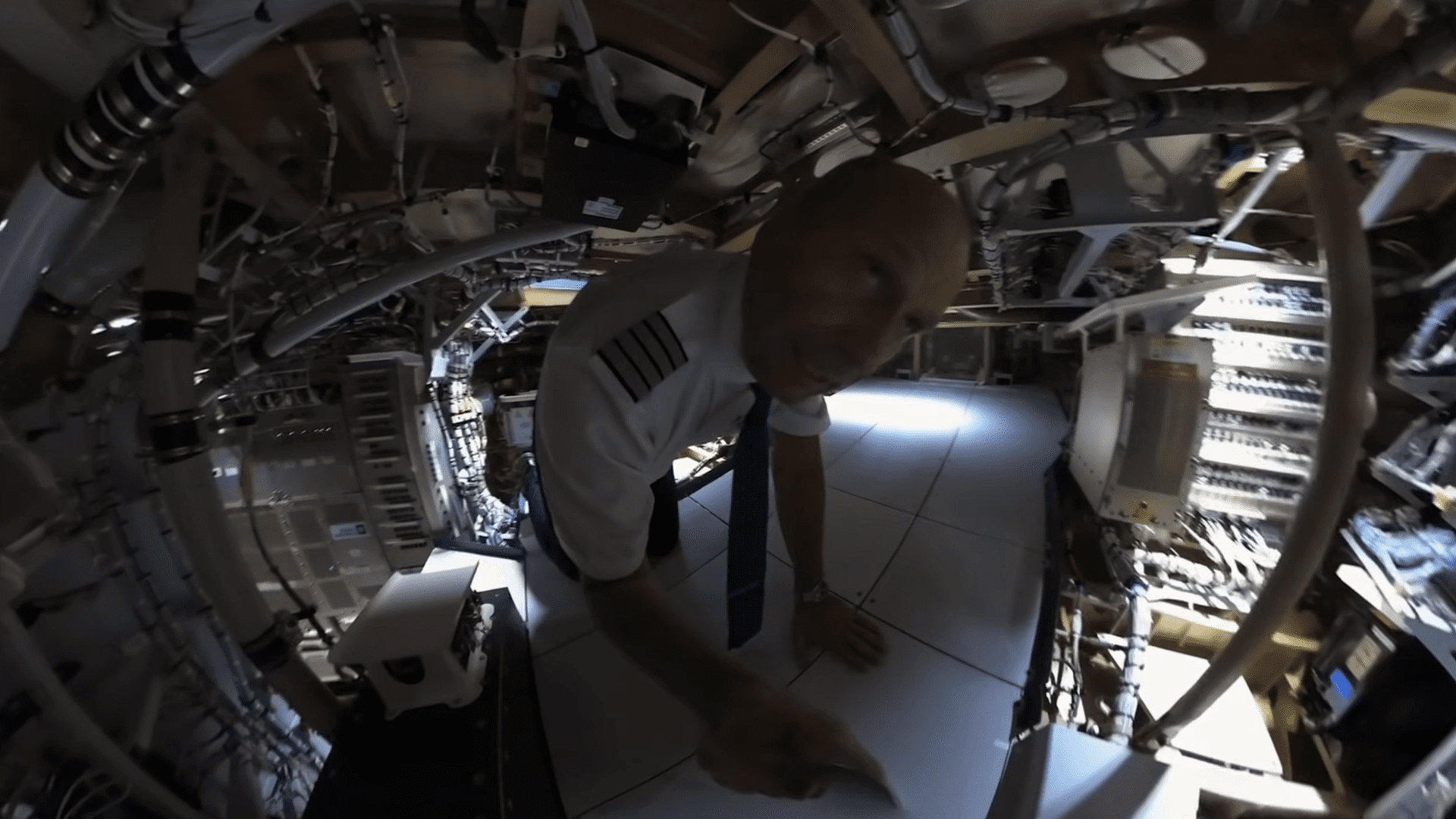 Den här videon avslöjar hemligheten med Airbus 350, som serverrummet under cockpiten