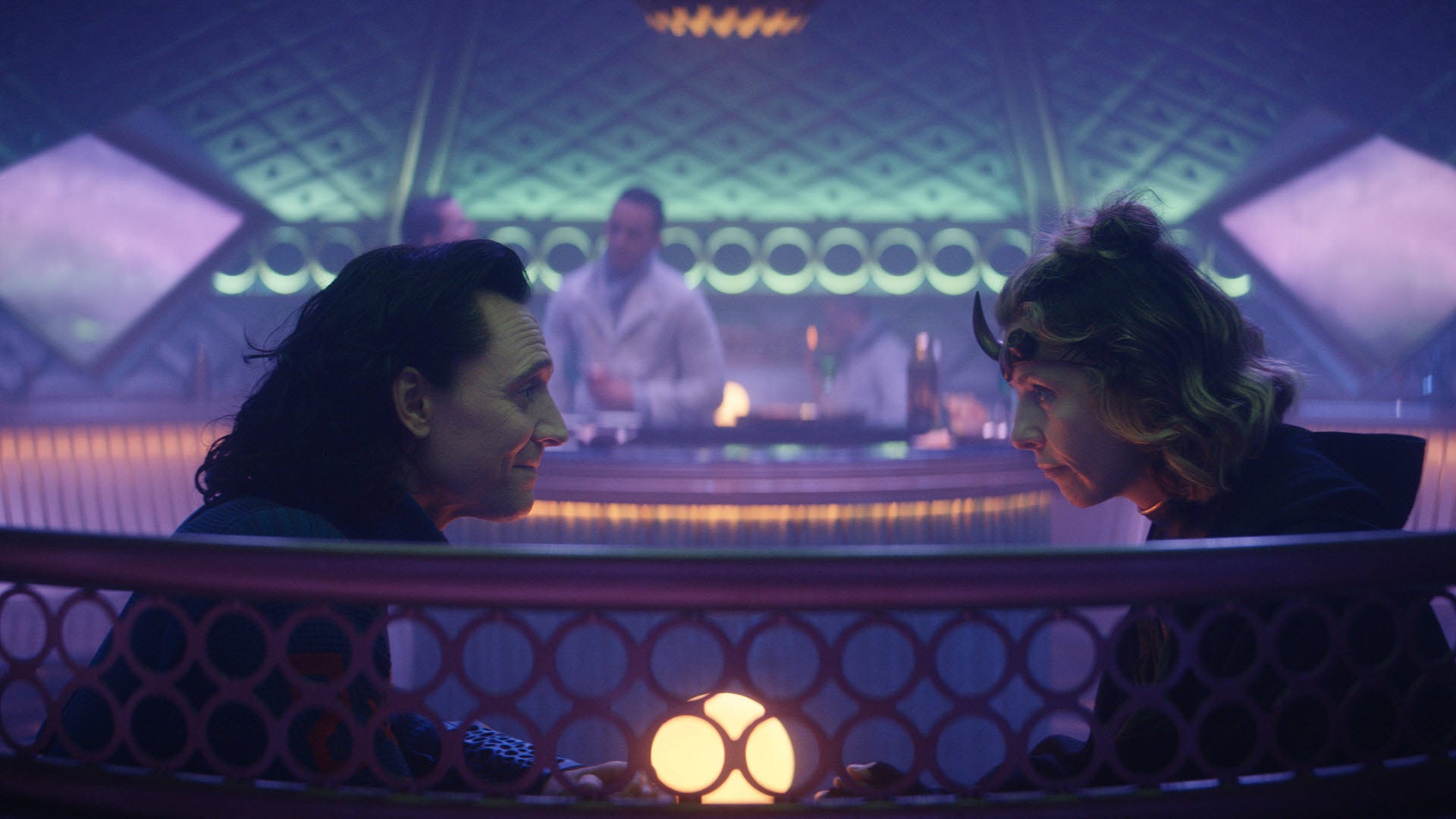 Loki dan Sylvie berbicara di kafetaria gerbong kereta.