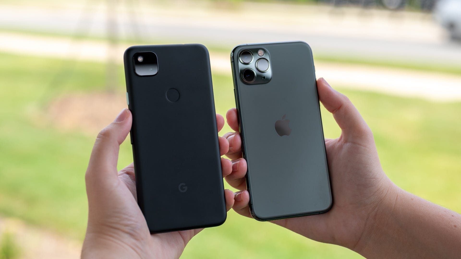 Pixel 4a ve iPhone 11 Pro'nun arkadan görünümü