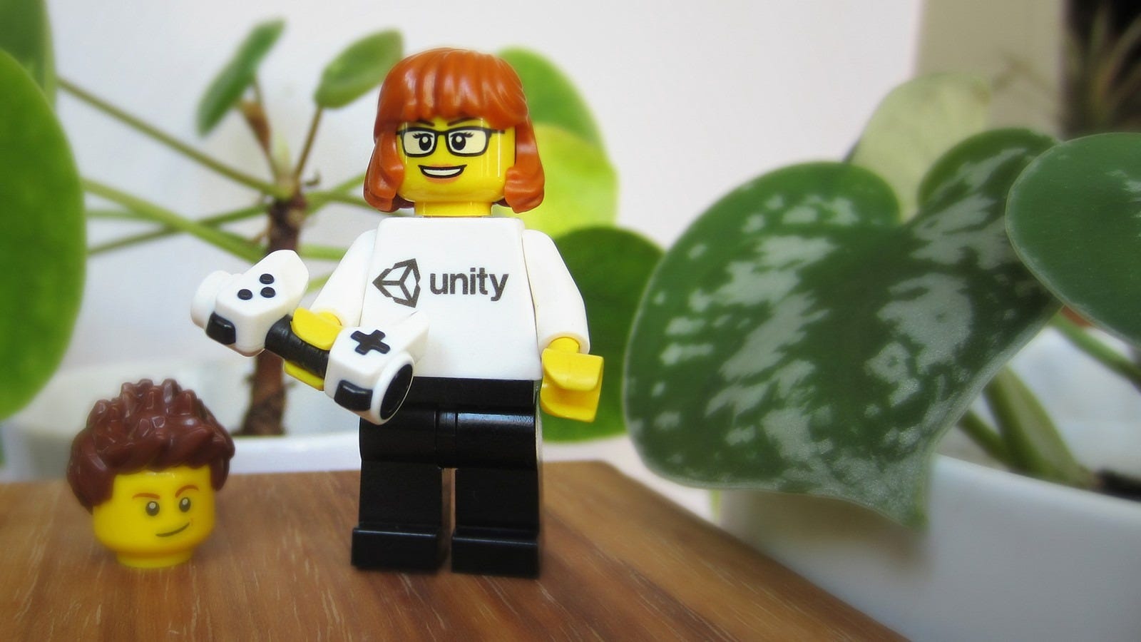 Minifig LEGO khusus yang mengenakan kemeja bermerek Unity.