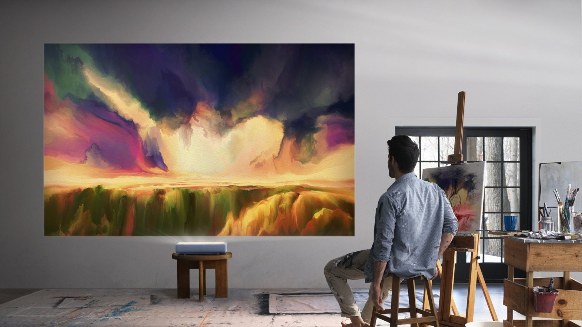 Một người đàn ông đang nhìn vào một bức tranh khổng lồ được chiếu trên tường.