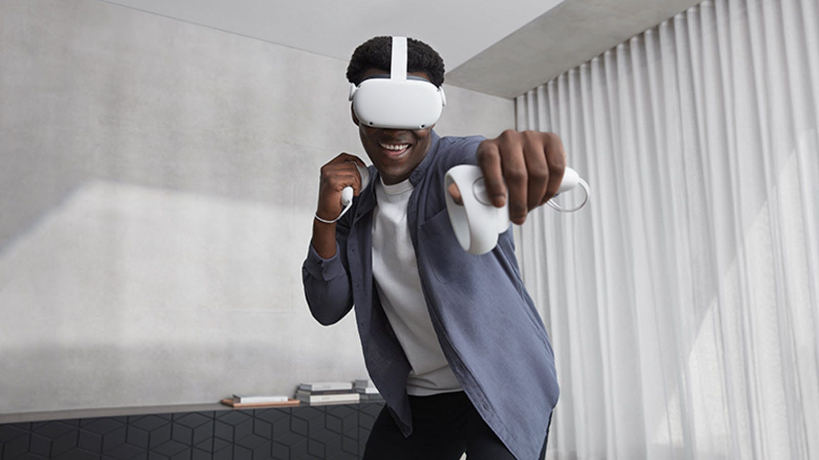 Man som bär VR-headset poserar med sin arm.