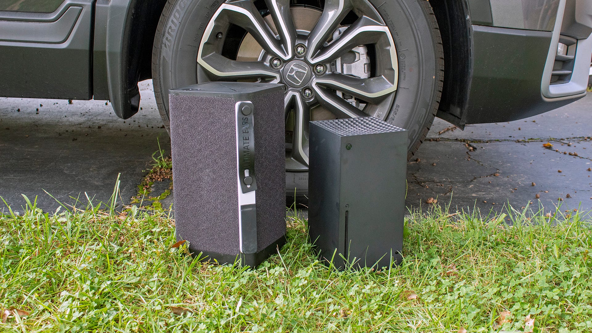 En stor bärbar högtalare bredvid den mindre Xbox Series X