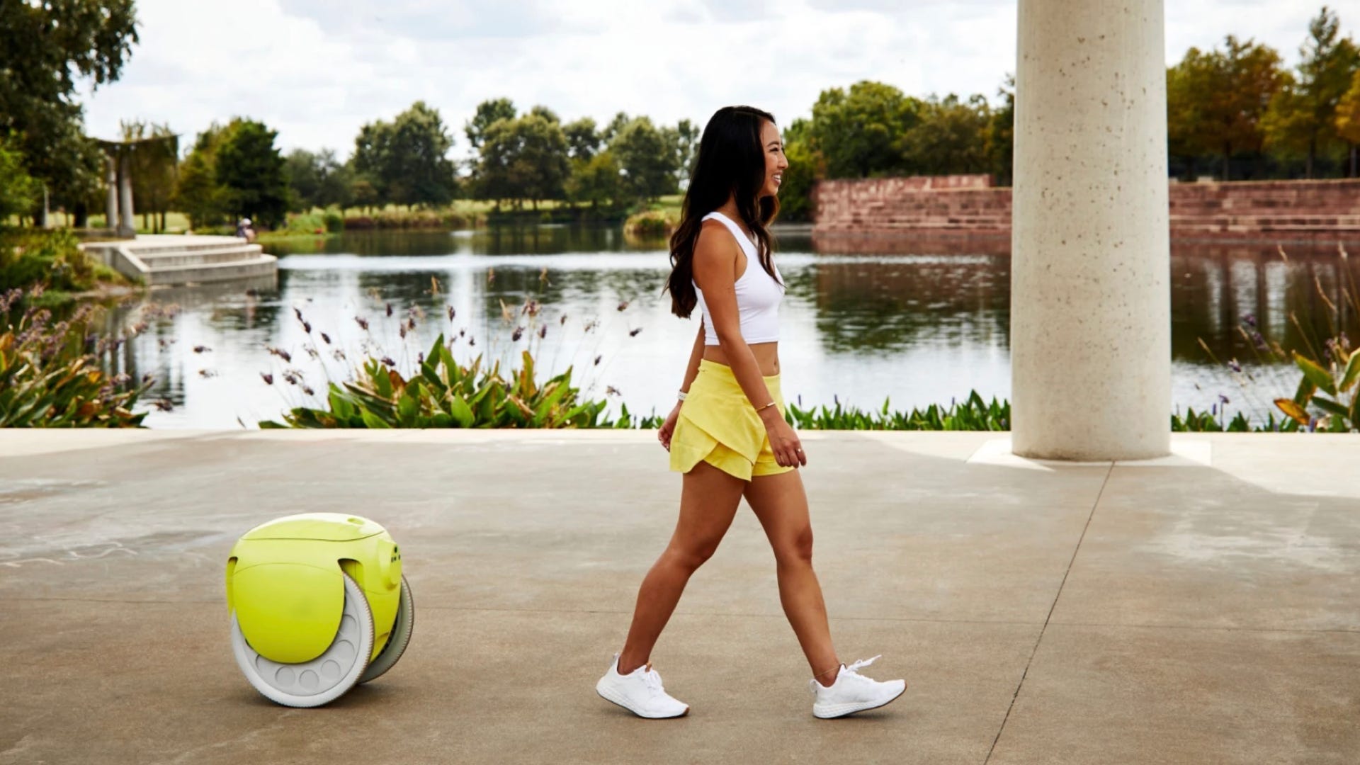 Gitamini là một chiếc vali robot sẽ theo bạn đi khắp nơi