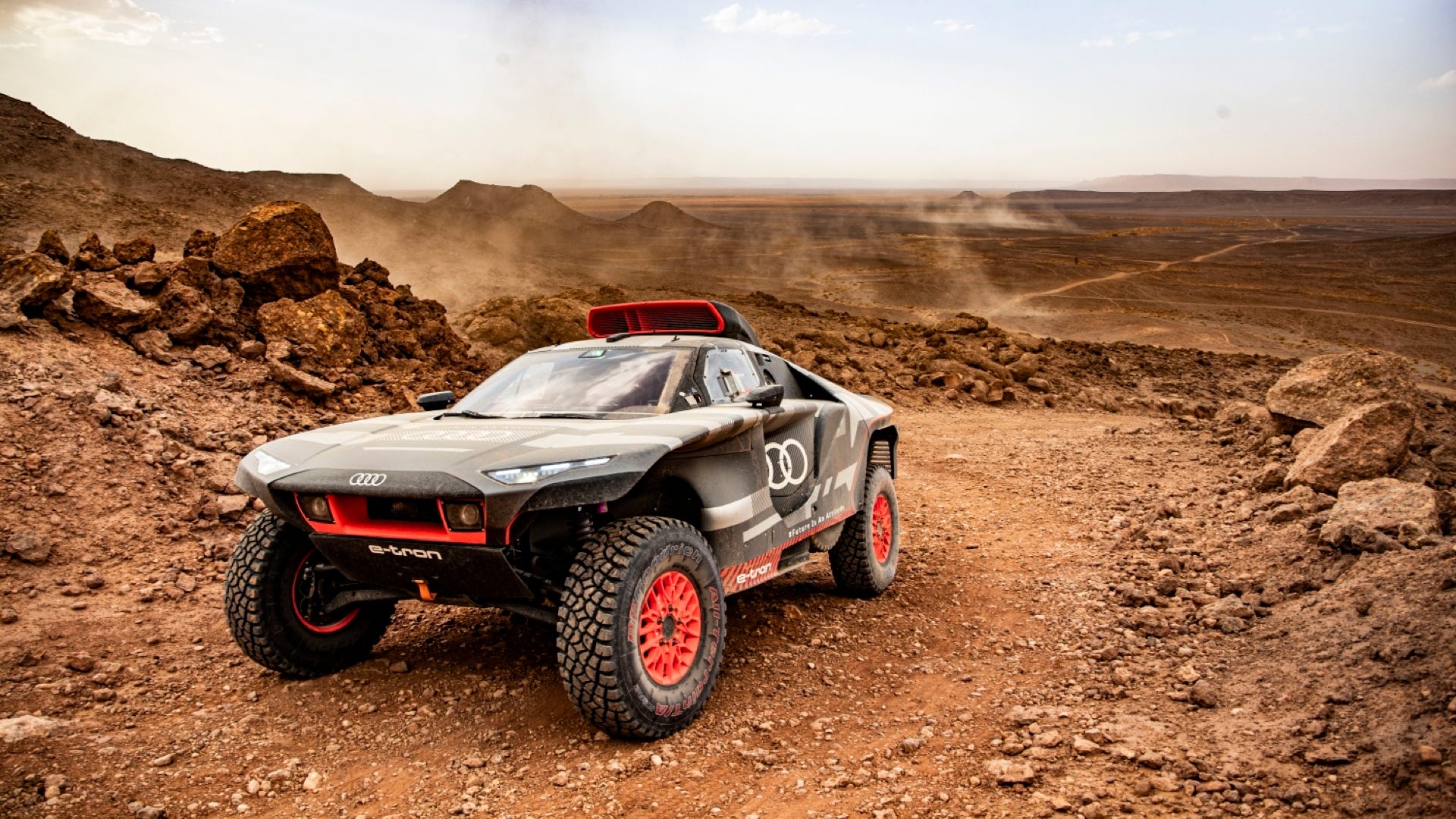 Audi đã đưa chiếc E-Tron Hybrid của mình đến sa mạc để kiểm tra độ bền cuối cùng