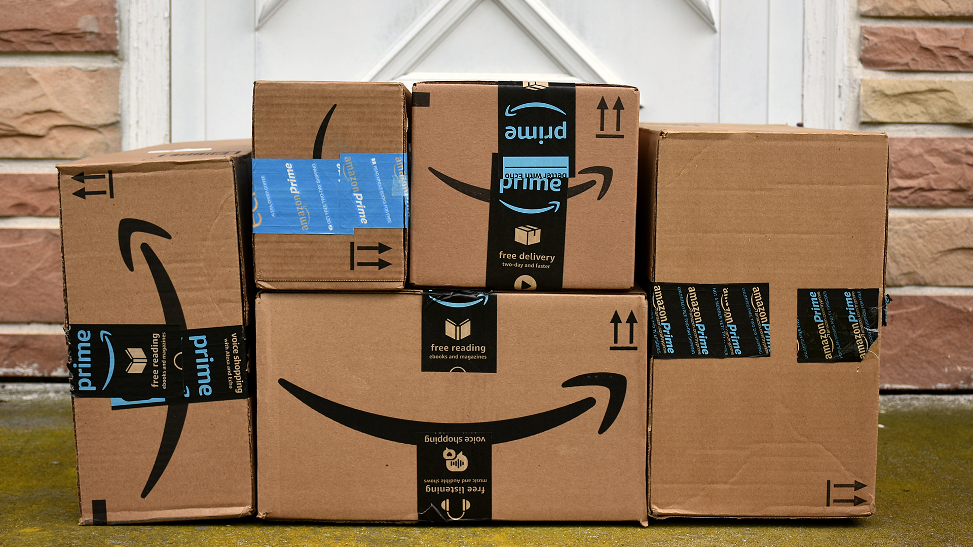 Một bức ảnh của Amazon hộp trước cửa nhà.