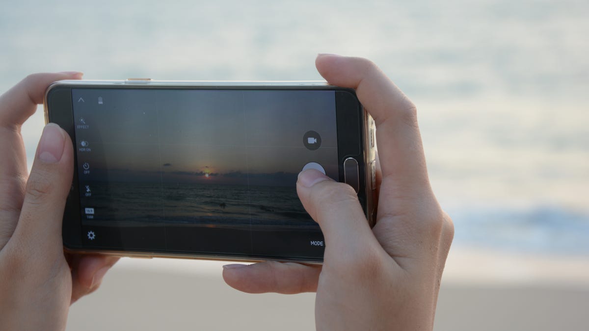 Điện thoại chụp ảnh bãi biển