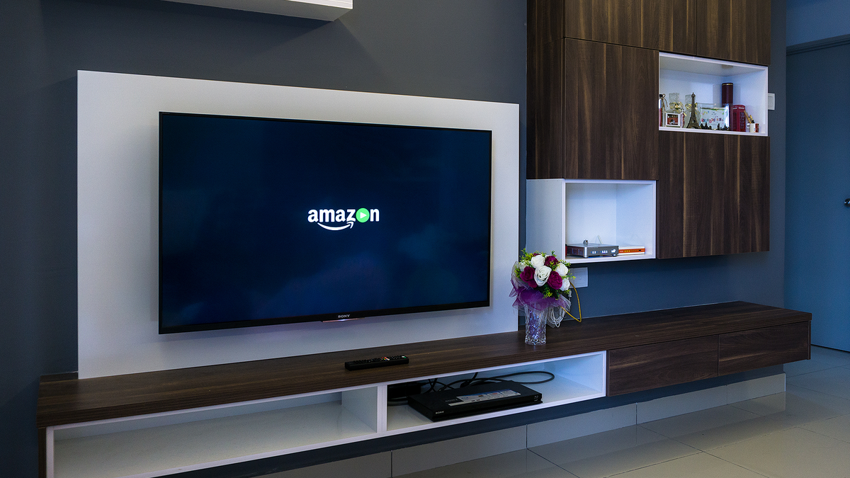 Một chiếc TV với Amazon Biểu trưng Video chính.