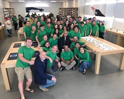 Apple Karyawan toko merayakan Hari Bumi dengan…