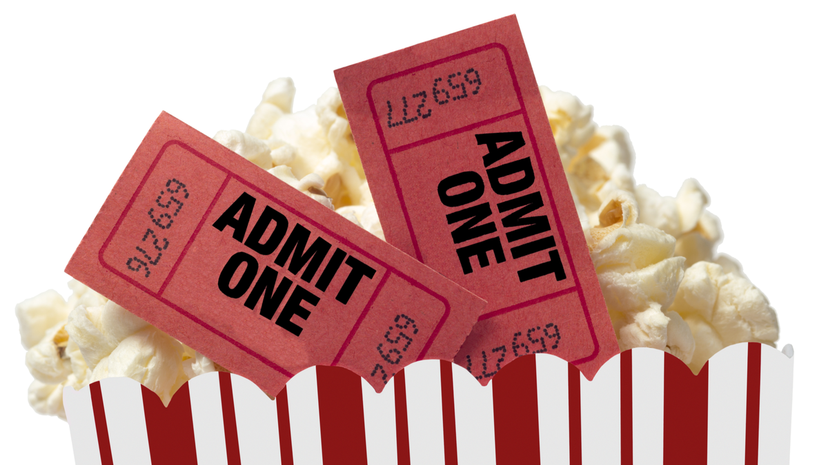 Sekotak kecil popcorn merah dan putih dengan dua tiket film merah