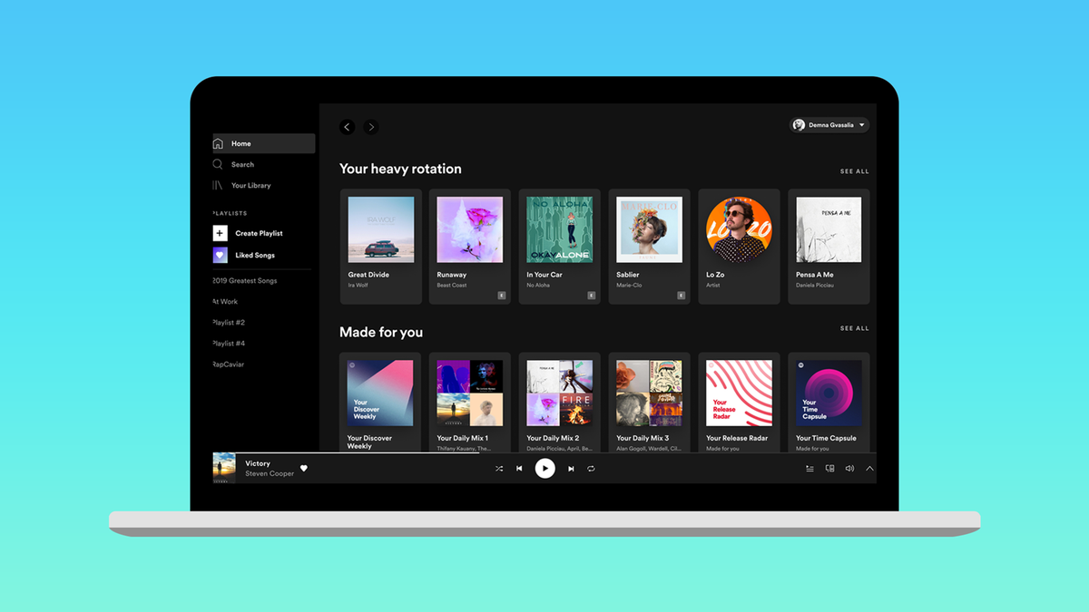 Máy tính xách tay có ứng dụng Spotify đang mở.