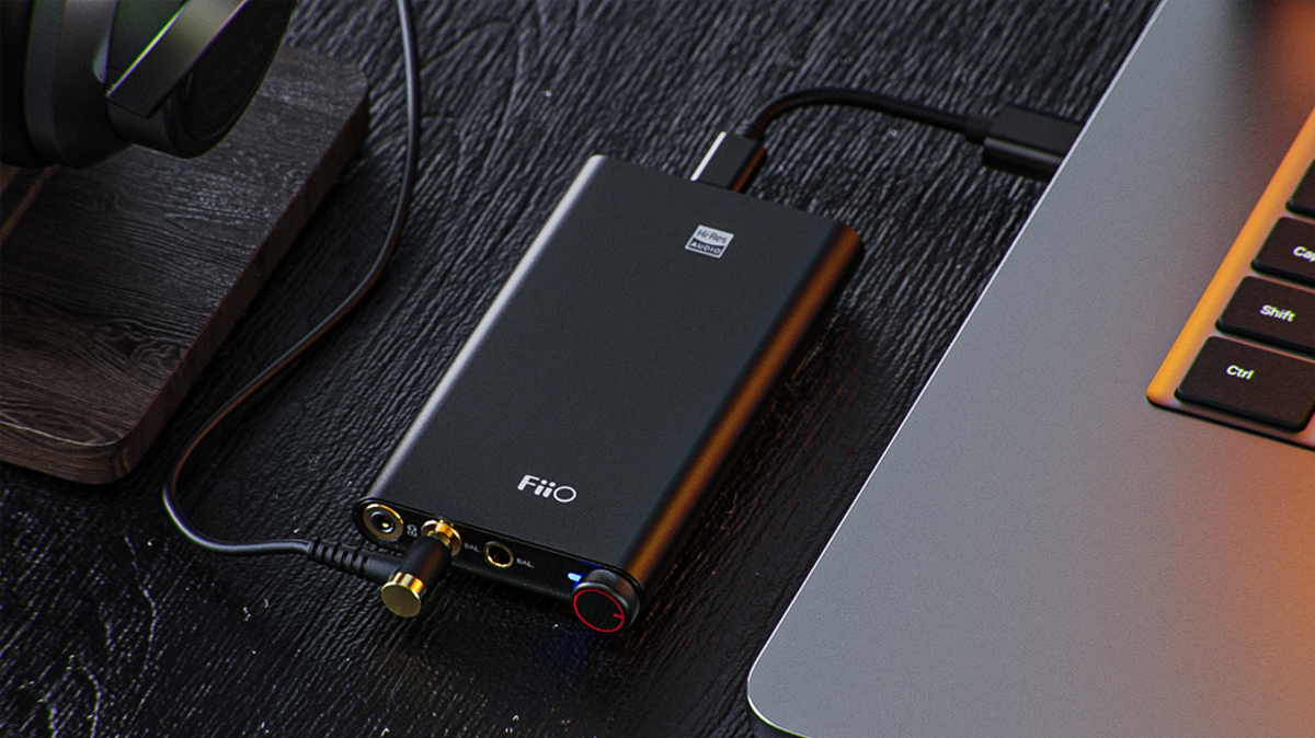 Bộ khuếch đại tai nghe di động FiiO Q3 với USB-C.