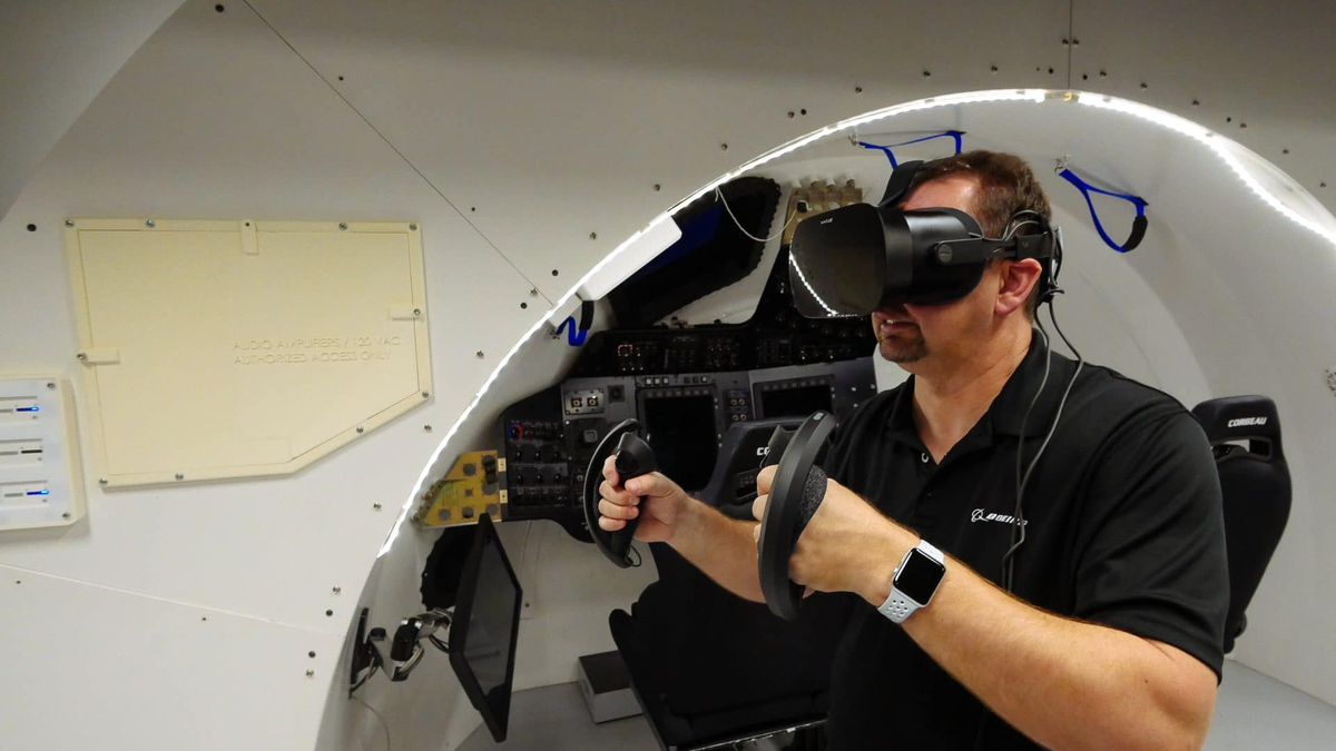 Ảnh chụp một người đàn ông sử dụng Varjo VR-2 tai nghe để huấn luyện du hành vũ trụ.
