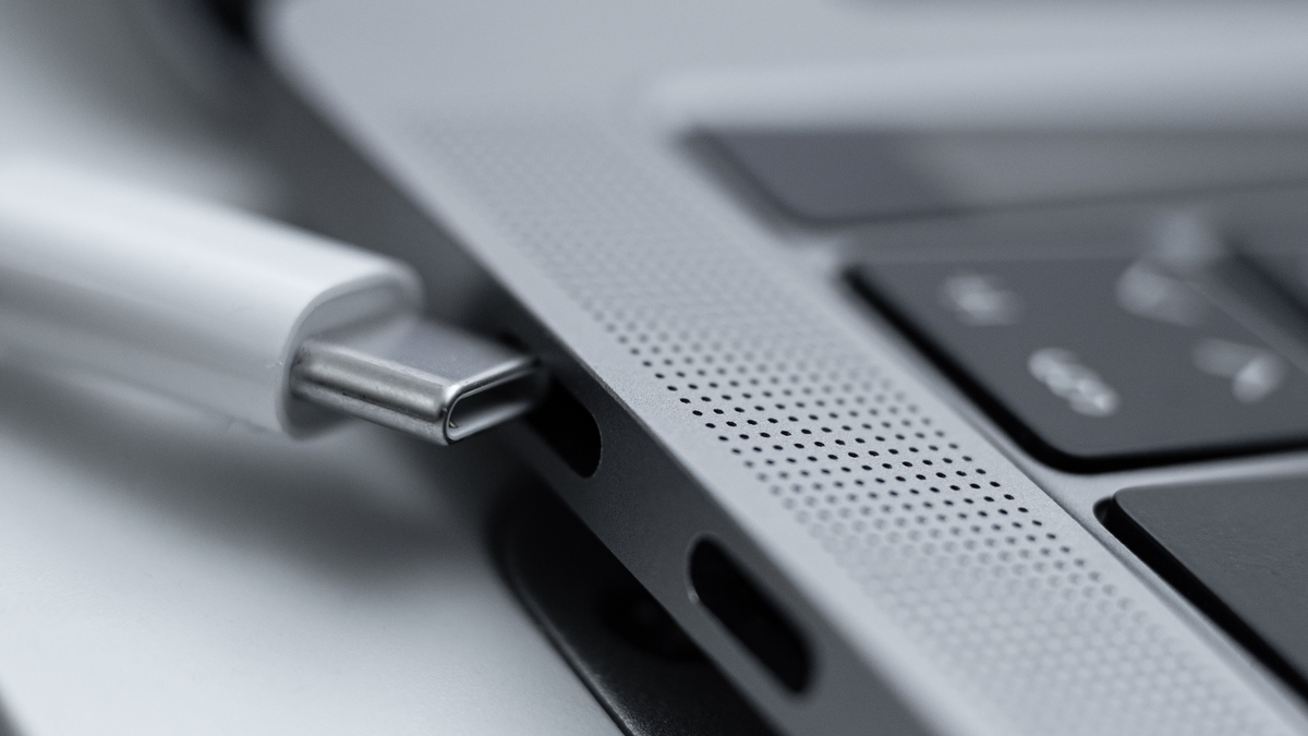 Cáp sạc màu trắng và hai đầu nối USB type-c giống hệt nhau trên macbook Pro 2019