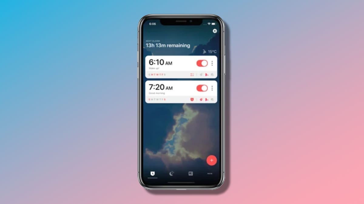 Telefon med Alarm app på mångfärgad bakgrund