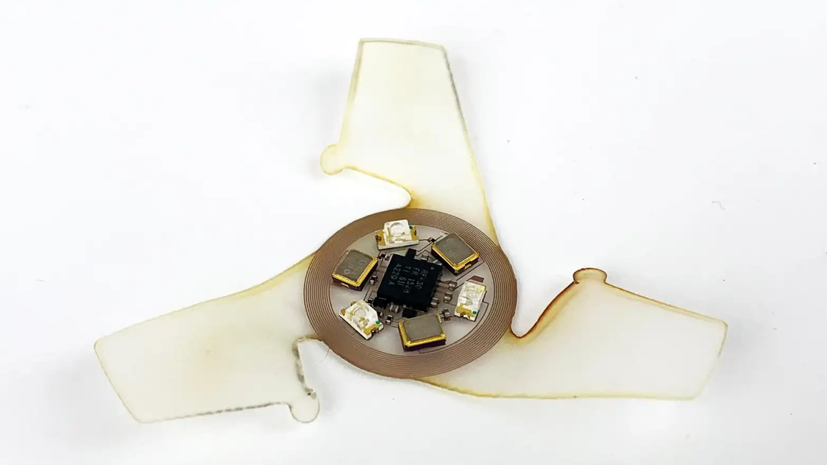 Ett foto av en mikroprocessor, ett mikrochip i luften.