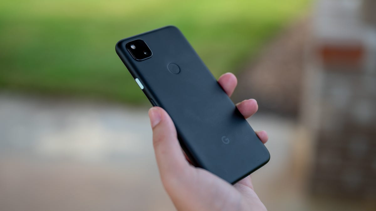 På händerna på Google Pixel 4a som visar den bakre fingeravtryckssensorn