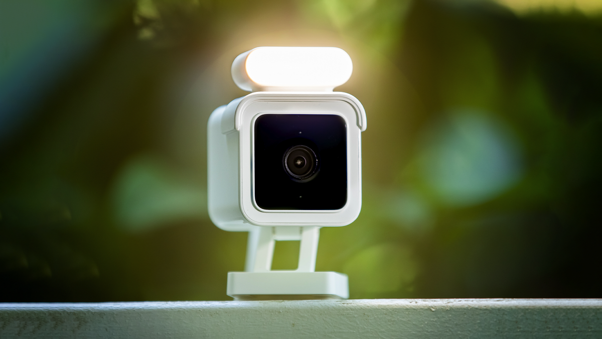 Wyze Cam Spotlight, kamera keamanan indoor/outdoor dengan lampu sorot sensor gerak.