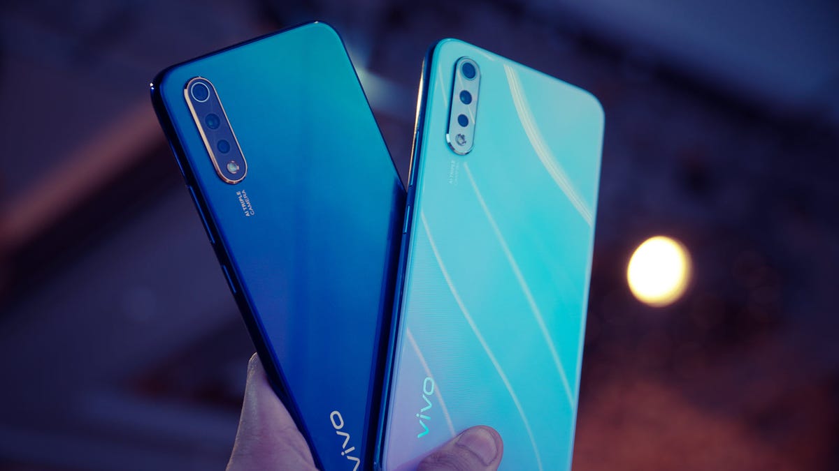 Hai Vivo điện thoại có các sắc thái khác nhau của màu xanh lam bên cạnh nhau.