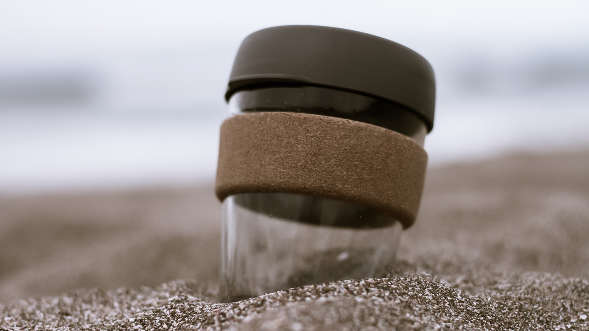 Một tách cà phê có thể tái sử dụng trong cát