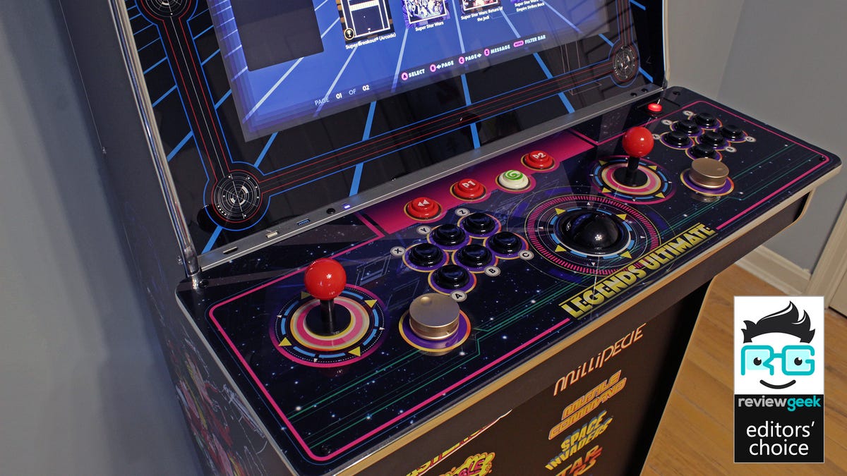 Close-up dari lantai kontrol Legends Ultimate Arcade