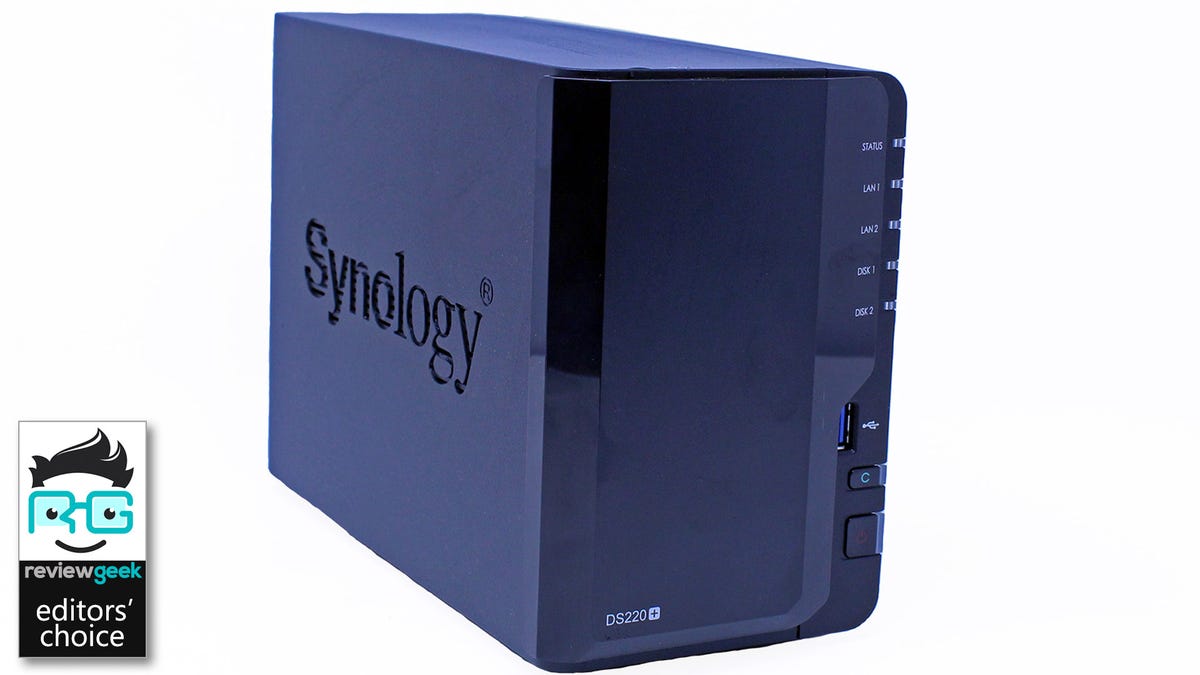 NAS DS220+ dari sudut, menunjukkan logo Synology.