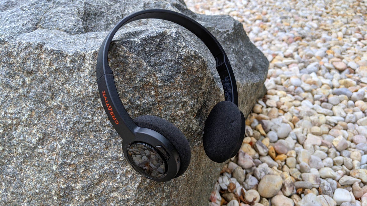 Headphone Sound Blaster Jam V2 di atas batu