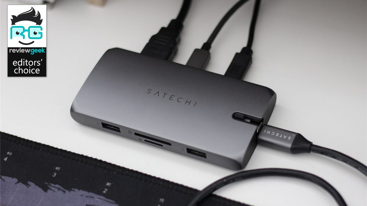 Bộ điều hợp đa cổng On-the-Go của Satechi trên bàn làm việc với HDMI và 2 Đã kết nối phích cắm USB-C