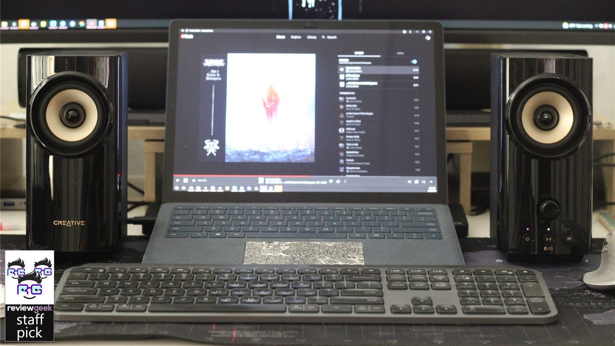 Creative T60-högtalare bredvid Surface 3. laptop