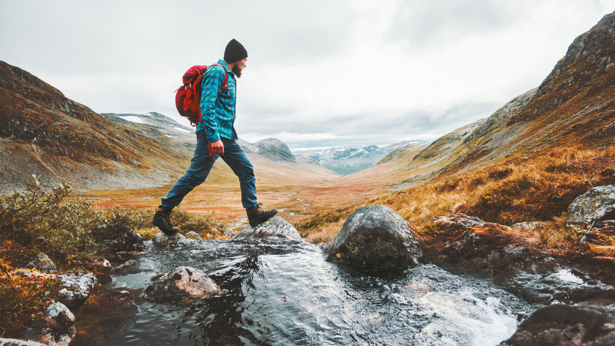 ứng dụng đi bộ đường dài tốt nhất 2020 Người đàn ông du lịch ba lô một mình đi bộ đường dài ở vùng núi Scandinavia năng động lối sống lành mạnh