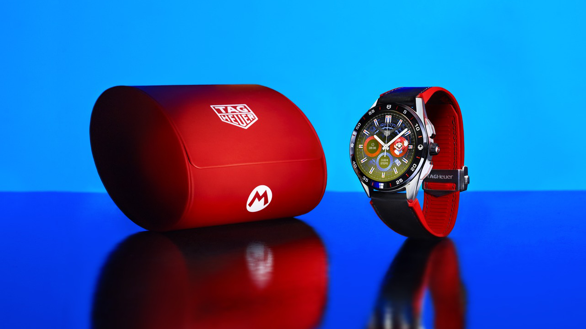 Xem của TAG Heuer x Super Mario Wear OS đồng hồ và vỏ trên nền màu xanh lam
