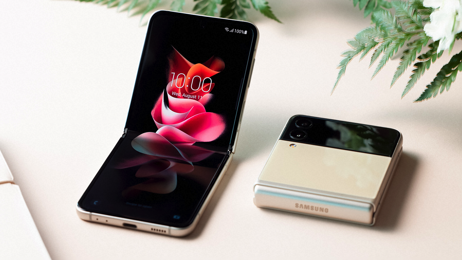 Samsung Galaxy Flip3 trong một đường màu kem.