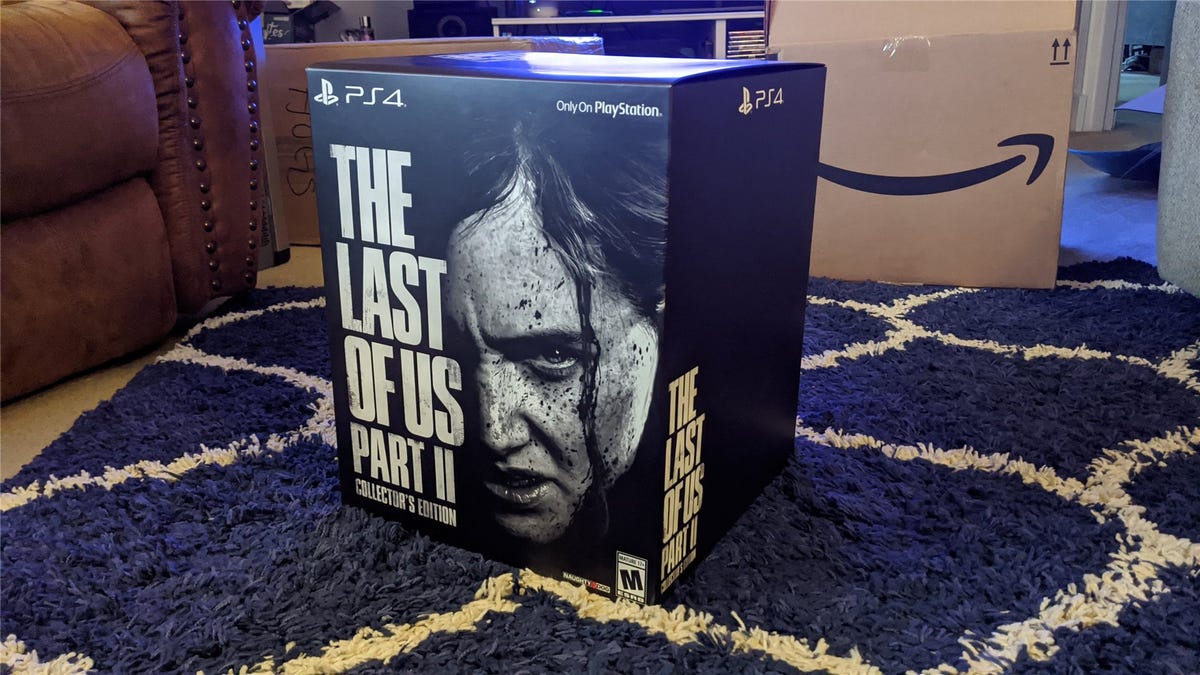Hộp The Last of Us Part II Collector's Edition trên tấm thảm màu xanh