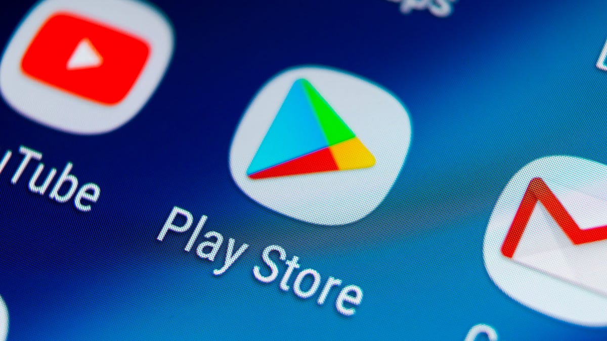 Cận cảnh một chiếc điện thoại hiển thị Google Play Store Logo.