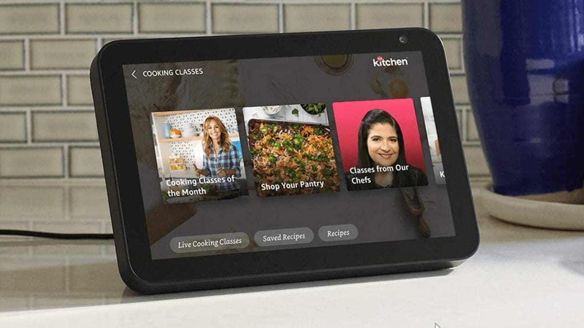 Amazon  Echo Show 8 màn hình thông minh trên quầy bếp